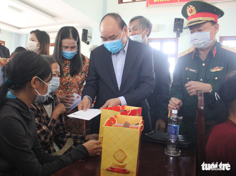 Thủ tướng chúc tết bà con tỉnh Quảng Nam và dặn: Đừng để tháng giêng là tháng ăn chơi - Ảnh 1. Thủ tướng chúc tết bà con tỉnh Quảng Nam và dặn: Đừng để tháng giêng là tháng ăn chơi - Ảnh 1.