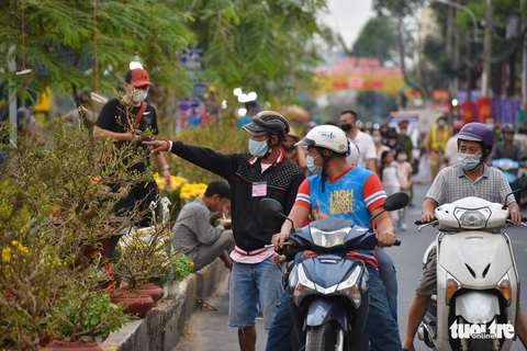 Dân Sài Gòn đến bến Bình Đông tham quan chợ hoa xuân Trên bến dưới thuyền - Ảnh 4. Dân Sài Gòn đến bến Bình Đông tham quan chợ hoa xuân Trên bến dưới thuyền - Ảnh 4.