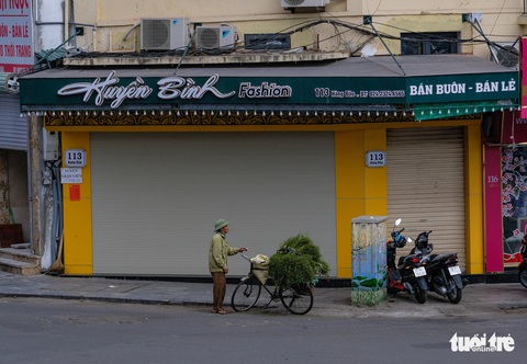 Phố cổ Hà Nội đìu hiu, hàng loạt cửa hàng treo biển nghỉ bán - Ảnh 8. Phố cổ Hà Nội đìu hiu, hàng loạt cửa hàng treo biển nghỉ bán - Ảnh 8.