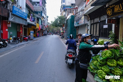 Phố cổ Hà Nội đìu hiu, hàng loạt cửa hàng treo biển nghỉ bán - Ảnh 7. Phố cổ Hà Nội đìu hiu, hàng loạt cửa hàng treo biển nghỉ bán - Ảnh 7.