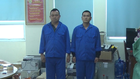 Dùng 4.000 con dấu, 5 tấn phôi sản xuất văn bằng, giấy tờ giả - Ảnh 1. Dùng 4.000 con dấu, 5 tấn phôi sản xuất văn bằng, giấy tờ giả - Ảnh 1.