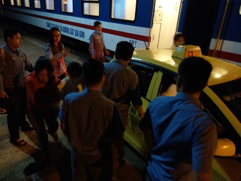 Nữ hành khách chuyển dạ, tổ tàu đưa đi bệnh viện mẹ tròn con vuông - Ảnh 1. Nữ hành khách chuyển dạ, tổ tàu đưa đi bệnh viện mẹ tròn con vuông - Ảnh 1.