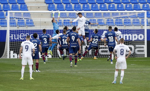 HLV Zidane trở lại sau COVID-19, Real Madrid thắng vất vả trước đội chót bảng - Ảnh 3. HLV Zidane trở lại sau COVID-19, Real Madrid thắng vất vả trước đội chót bảng - Ảnh 3.