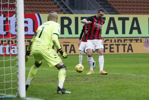 Ibrahimovic ghi bàn thứ 500 và 501, AC Milan trở lại ngôi đầu bảng - Ảnh 2. Ibrahimovic ghi bàn thứ 500 và 501, AC Milan trở lại ngôi đầu bảng - Ảnh 2.