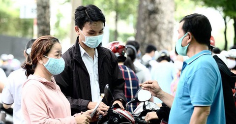 Bộ Y tế hướng dẫn đeo khẩu trang phòng, chống COVID-19 nơi công cộng - Ảnh 1. Bộ Y tế hướng dẫn đeo khẩu trang phòng, chống COVID-19 nơi công cộng - Ảnh 1.