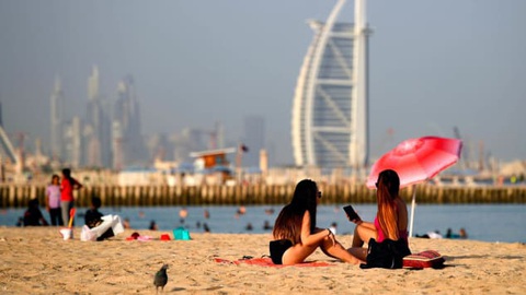 Dubai mở cửa du lịch, lượng bệnh nhân COVID-19 tăng đột biến - Ảnh 1. Dubai mở cửa du lịch, lượng bệnh nhân COVID-19 tăng đột biến - Ảnh 1.