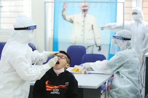 Cô trò trường Xuân Phương xét nghiệm lần 3, nếu âm tính có thể về cách ly ở nhà - Ảnh 1. Cô trò trường Xuân Phương xét nghiệm lần 3, nếu âm tính có thể về cách ly ở nhà - Ảnh 1.