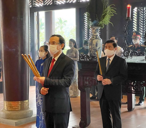 Lãnh đạo TP.HCM dâng hương tưởng niệm anh hùng, liệt sĩ Tết Tân Sửu 2021 - Ảnh 2. Lãnh đạo TP.HCM dâng hương tưởng niệm anh hùng, liệt sĩ Tết Tân Sửu 2021 - Ảnh 2.