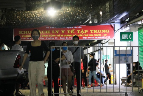 Đêm xét nghiệm COVID-19 thần tốc nhân viên sân bay Tân Sơn Nhất - Ảnh 3. Đêm xét nghiệm COVID-19 thần tốc nhân viên sân bay Tân Sơn Nhất - Ảnh 3.