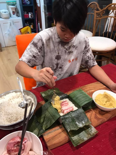 Ba à, Tết năm nay con dạy các con con gói bánh - Ảnh 2. Ba à, Tết năm nay con dạy các con con gói bánh - Ảnh 2.