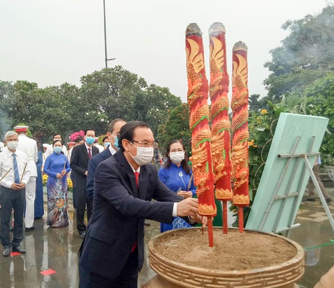 Lãnh đạo TP.HCM dâng hương tưởng niệm anh hùng, liệt sĩ Tết Tân Sửu 2021 - Ảnh 1. Lãnh đạo TP.HCM dâng hương tưởng niệm anh hùng, liệt sĩ Tết Tân Sửu 2021 - Ảnh 1.