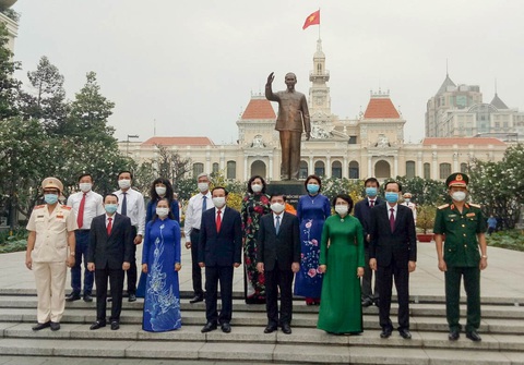 Lãnh đạo TP.HCM dâng hương tưởng niệm anh hùng, liệt sĩ Tết Tân Sửu 2021 - Ảnh 3. Lãnh đạo TP.HCM dâng hương tưởng niệm anh hùng, liệt sĩ Tết Tân Sửu 2021 - Ảnh 3.