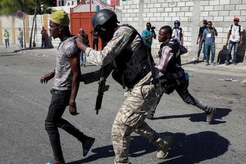Haiti bắt giữ hơn 20 người bị cáo buộc âm mưu lật đổ tổng thống - Ảnh 1. Haiti bắt giữ hơn 20 người bị cáo buộc âm mưu lật đổ tổng thống - Ảnh 1.