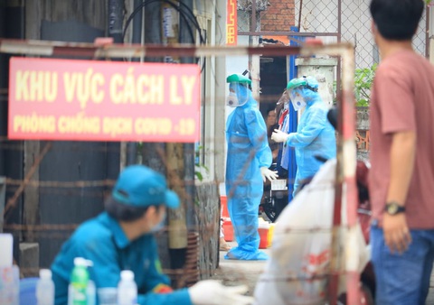 TP.HCM: Tiếp tục giữ mức cảnh giác cao nhất với COVID-19, xét nghiệm lại chuyên gia - Ảnh 1. TP.HCM: Tiếp tục giữ mức cảnh giác cao nhất với COVID-19, xét nghiệm lại chuyên gia - Ảnh 1.