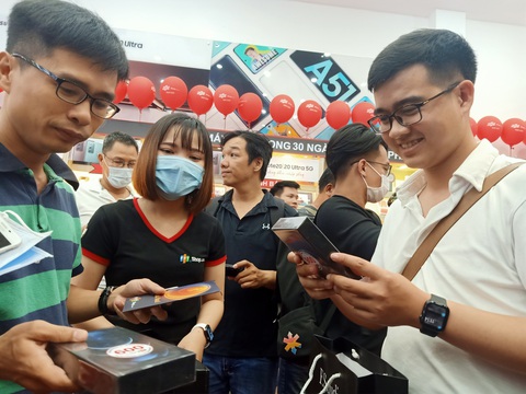 iPhone 12 vẫn ‘hot’, smartphone xịn đua ra mắt - Ảnh 1. iPhone 12 vẫn ‘hot’, smartphone xịn đua ra mắt - Ảnh 1.