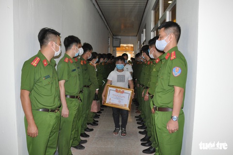 Trao bằng Tổ quốc ghi công 2 cảnh sát hi sinh khi truy bắt nhóm gây rối trật tự - Ảnh 1. Trao bằng Tổ quốc ghi công 2 cảnh sát hi sinh khi truy bắt nhóm gây rối trật tự - Ảnh 1.