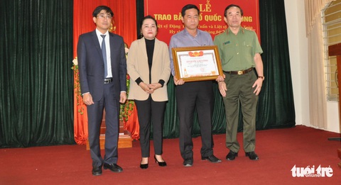 Trao bằng Tổ quốc ghi công 2 cảnh sát hi sinh khi truy bắt nhóm gây rối trật tự - Ảnh 2. Trao bằng Tổ quốc ghi công 2 cảnh sát hi sinh khi truy bắt nhóm gây rối trật tự - Ảnh 2.