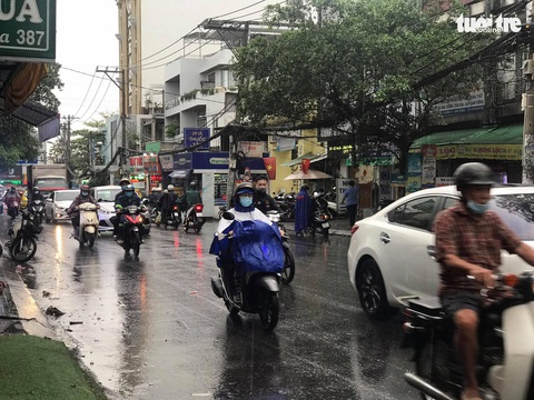 Mưa trái mùa rộng khắp ở miền Nam, tối nay và mai vẫn còn - Ảnh 4. Mưa trái mùa rộng khắp ở miền Nam, tối nay và mai vẫn còn - Ảnh 4.