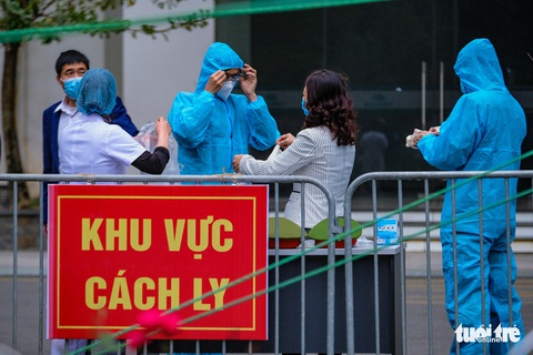 Hà Nội phong tỏa hai tòa nhà 1.200 dân liên quan tới ca nhiễm COVID-19 - Ảnh 1. Hà Nội phong tỏa hai tòa nhà 1.200 dân liên quan tới ca nhiễm COVID-19 - Ảnh 1.