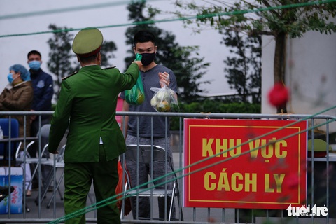 Hà Nội phong tỏa hai tòa nhà 1.200 dân liên quan tới ca nhiễm COVID-19 - Ảnh 7. Hà Nội phong tỏa hai tòa nhà 1.200 dân liên quan tới ca nhiễm COVID-19 - Ảnh 7.