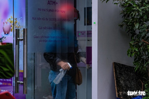 Hà Nội phong tỏa hai tòa nhà 1.200 dân liên quan tới ca nhiễm COVID-19 - Ảnh 8. Hà Nội phong tỏa hai tòa nhà 1.200 dân liên quan tới ca nhiễm COVID-19 - Ảnh 8.