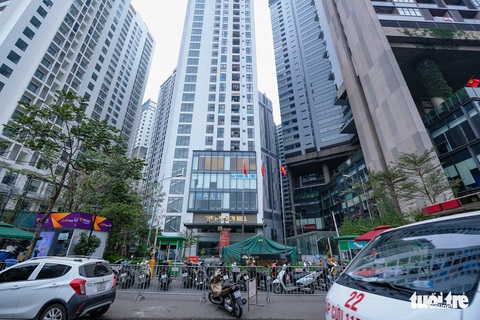 Hà Nội phong tỏa hai tòa nhà 1.200 dân liên quan tới ca nhiễm COVID-19 - Ảnh 2. Hà Nội phong tỏa hai tòa nhà 1.200 dân liên quan tới ca nhiễm COVID-19 - Ảnh 2.