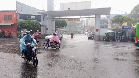 Mưa trái mùa rộng khắp ở miền Nam, tối nay và mai vẫn còn - Ảnh 2. Mưa trái mùa rộng khắp ở miền Nam, tối nay và mai vẫn còn - Ảnh 2.