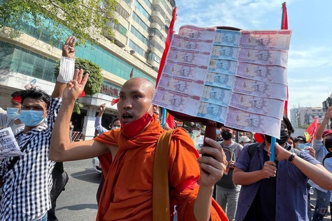Myanmar: Sư sãi tham gia biểu tình, cảnh sát cảnh báo trấn áp - Ảnh 3. Myanmar: Sư sãi tham gia biểu tình, cảnh sát cảnh báo trấn áp - Ảnh 3.