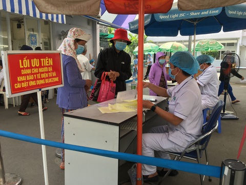 TP.HCM: Các bệnh viện bố trí đội cơ động xét nghiệm COVID-19 dịp Tết - Ảnh 1. TP.HCM: Các bệnh viện bố trí đội cơ động xét nghiệm COVID-19 dịp Tết - Ảnh 1.