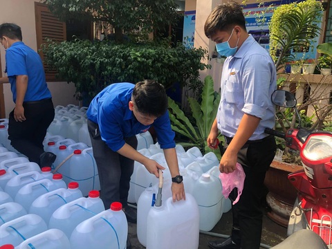 Trí thức trẻ tình nguyện làm dung dịch sát khuẩn tặng những khu phong tỏa, cách ly - Ảnh 1. Trí thức trẻ tình nguyện làm dung dịch sát khuẩn tặng những khu phong tỏa, cách ly - Ảnh 1.