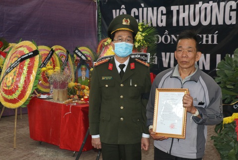 Thăng cấp trước niên hạn cho thiếu tá hi sinh khi đánh án ma túy - Ảnh 1. Thăng cấp trước niên hạn cho thiếu tá hi sinh khi đánh án ma túy - Ảnh 1.