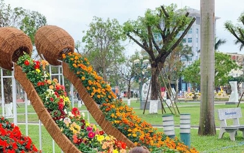 Tam Kỳ chỉnh sửa tạo hình hoa xuân bị dân mạng chế giễu nhạy cảm - Ảnh 1. Tam Kỳ chỉnh sửa tạo hình hoa xuân bị dân mạng chế giễu nhạy cảm - Ảnh 1.