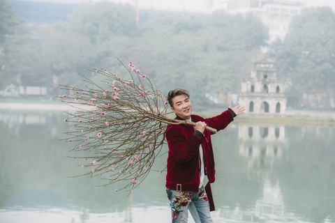 Đàm Vĩnh Hưng diện áo dài hình Hoài Linh, Lệ Quyên, Lam Trường... làm MV tết - Ảnh 1. Đàm Vĩnh Hưng diện áo dài hình Hoài Linh, Lệ Quyên, Lam Trường... làm MV tết - Ảnh 1.