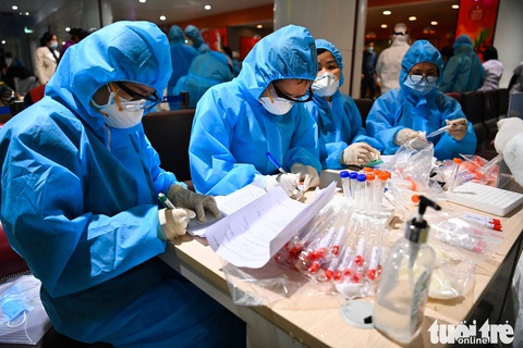 Xuyên đêm xét nghiệm COVID-19 cho 10.000 cán bộ, nhân viên sân bay Nội Bài - Ảnh 6. Xuyên đêm xét nghiệm COVID-19 cho 10.000 cán bộ, nhân viên sân bay Nội Bài - Ảnh 6.