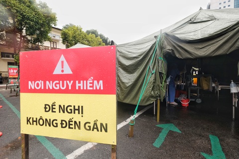 Bên trong khu bệnh viện dã chiến Bạch Mai chỉ làm trong 4 tiếng - Ảnh 3. Bên trong khu bệnh viện dã chiến Bạch Mai chỉ làm trong 4 tiếng - Ảnh 3.