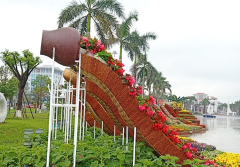 Tam Kỳ chỉnh sửa tạo hình hoa xuân bị dân mạng chế giễu nhạy cảm - Ảnh 3. Tam Kỳ chỉnh sửa tạo hình hoa xuân bị dân mạng chế giễu nhạy cảm - Ảnh 3.