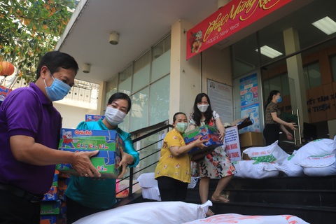 Bánh chưng, gạo, mì gói đổ vào tiếp tế cư dân khu Mả Lạng ăn Tết - Ảnh 3. Bánh chưng, gạo, mì gói đổ vào tiếp tế cư dân khu Mả Lạng ăn Tết - Ảnh 3.