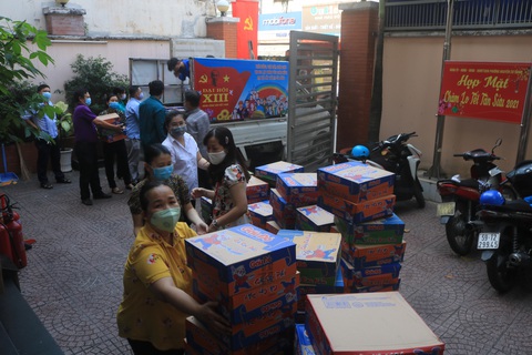 Bánh chưng, gạo, mì gói đổ vào tiếp tế cư dân khu Mả Lạng ăn Tết - Ảnh 4. Bánh chưng, gạo, mì gói đổ vào tiếp tế cư dân khu Mả Lạng ăn Tết - Ảnh 4.