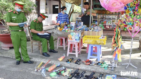 Thu hồi hơn 7.000 que pháo và hàng trăm đồ chơi nguy hiểm tại Tiền Giang - Ảnh 1. Thu hồi hơn 7.000 que pháo và hàng trăm đồ chơi nguy hiểm tại Tiền Giang - Ảnh 1.