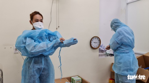 Nhân viên y tế thức trắng đêm xét nghiệm COVID-19 cho... nhân viên y tế - Ảnh 6. Nhân viên y tế thức trắng đêm xét nghiệm COVID-19 cho... nhân viên y tế - Ảnh 6.
