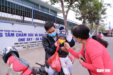 28 tết, trường quốc tế tự nguyện mở cửa giữ trẻ cho công nhân - Ảnh 3. 28 tết, trường quốc tế tự nguyện mở cửa giữ trẻ cho công nhân - Ảnh 3.