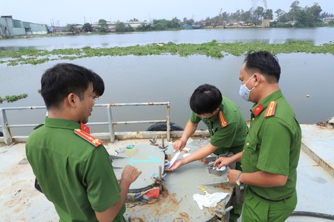 Bắt đội trưởng chống buôn lậu Hải quan nhận hối lộ ở đường dây 2,7 triệu lít xăng giả - Ảnh 2. Bắt đội trưởng chống buôn lậu Hải quan nhận hối lộ ở đường dây 2,7 triệu lít xăng giả - Ảnh 2.