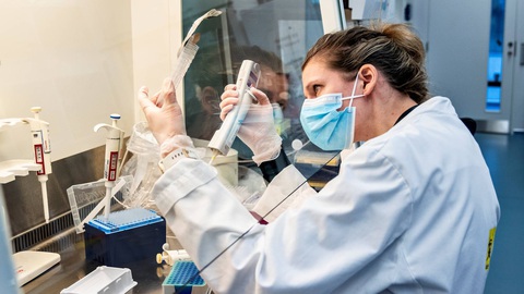 Chống biến thể virus mới, có khả năng phải tiêm đến 3 liều vắc xin - Ảnh 1. Chống biến thể virus mới, có khả năng phải tiêm đến 3 liều vắc xin - Ảnh 1.