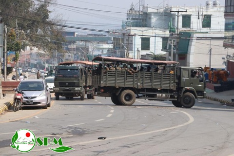 Người Myanmar tràn xuống đường sau vụ quân đội xả súng vào người biểu tình - Ảnh 5. Người Myanmar tràn xuống đường sau vụ quân đội xả súng vào người biểu tình - Ảnh 5.