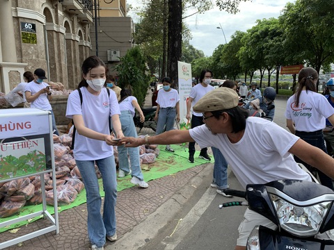 Kiều Loan, Thúy An, Phương Anh... bán nông sản 0 đồng chia sẻ cùng nông dân Hải Dương - Ảnh 3. Kiều Loan, Thúy An, Phương Anh... bán nông sản 0 đồng chia sẻ cùng nông dân Hải Dương - Ảnh 3.