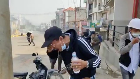 Người Myanmar tràn xuống đường sau vụ quân đội xả súng vào người biểu tình - Ảnh 3. Người Myanmar tràn xuống đường sau vụ quân đội xả súng vào người biểu tình - Ảnh 3.