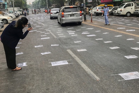 Người Myanmar tràn xuống đường sau vụ quân đội xả súng vào người biểu tình - Ảnh 7. Người Myanmar tràn xuống đường sau vụ quân đội xả súng vào người biểu tình - Ảnh 7.