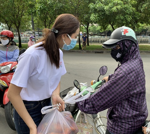 Kiều Loan, Thúy An, Phương Anh... bán nông sản 0 đồng chia sẻ cùng nông dân Hải Dương - Ảnh 1. Kiều Loan, Thúy An, Phương Anh... bán nông sản 0 đồng chia sẻ cùng nông dân Hải Dương - Ảnh 1.