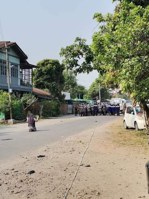 Nữ tu quỳ xin cảnh sát Myanmar ngừng trấn áp người biểu tình - Ảnh 3. Nữ tu quỳ xin cảnh sát Myanmar ngừng trấn áp người biểu tình - Ảnh 3.