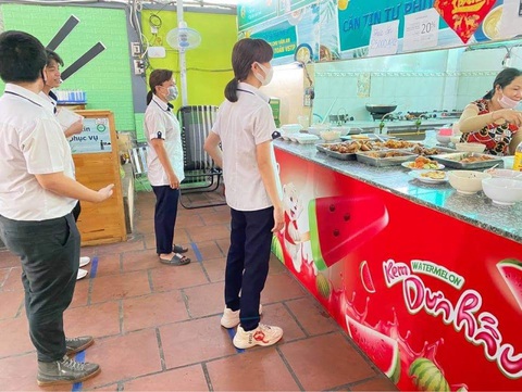 Học sinh thích thú với căngtin không tiền mặt phòng dịch COVID-19 - Ảnh 1. Học sinh thích thú với căngtin không tiền mặt phòng dịch COVID-19 - Ảnh 1.